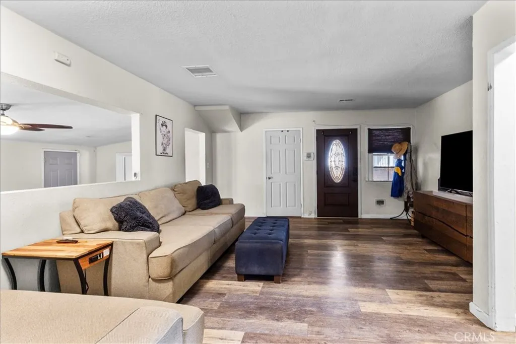 9813 Houghton Avenue, Santa Fe Springs, California 90670 home-pic-4